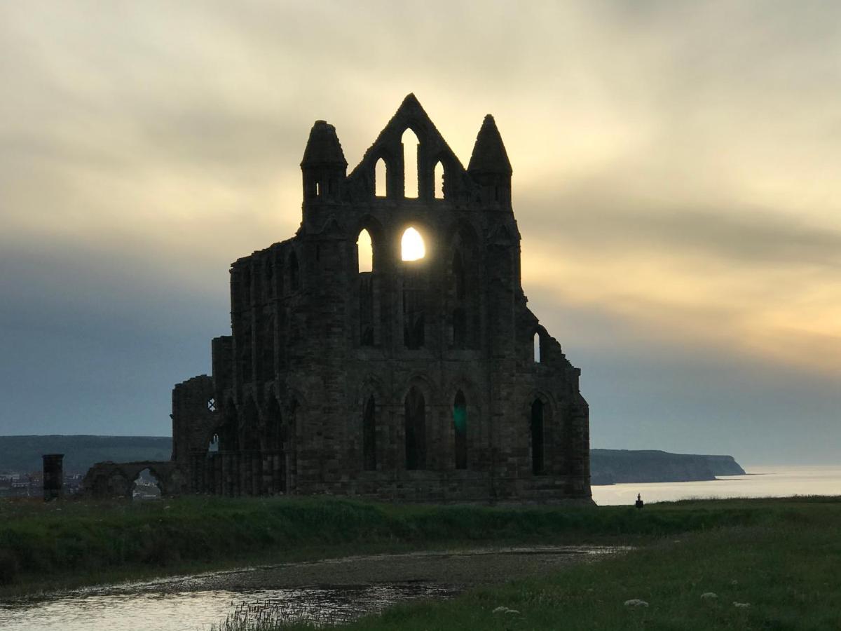 Low Tide Whitby Exterior photo